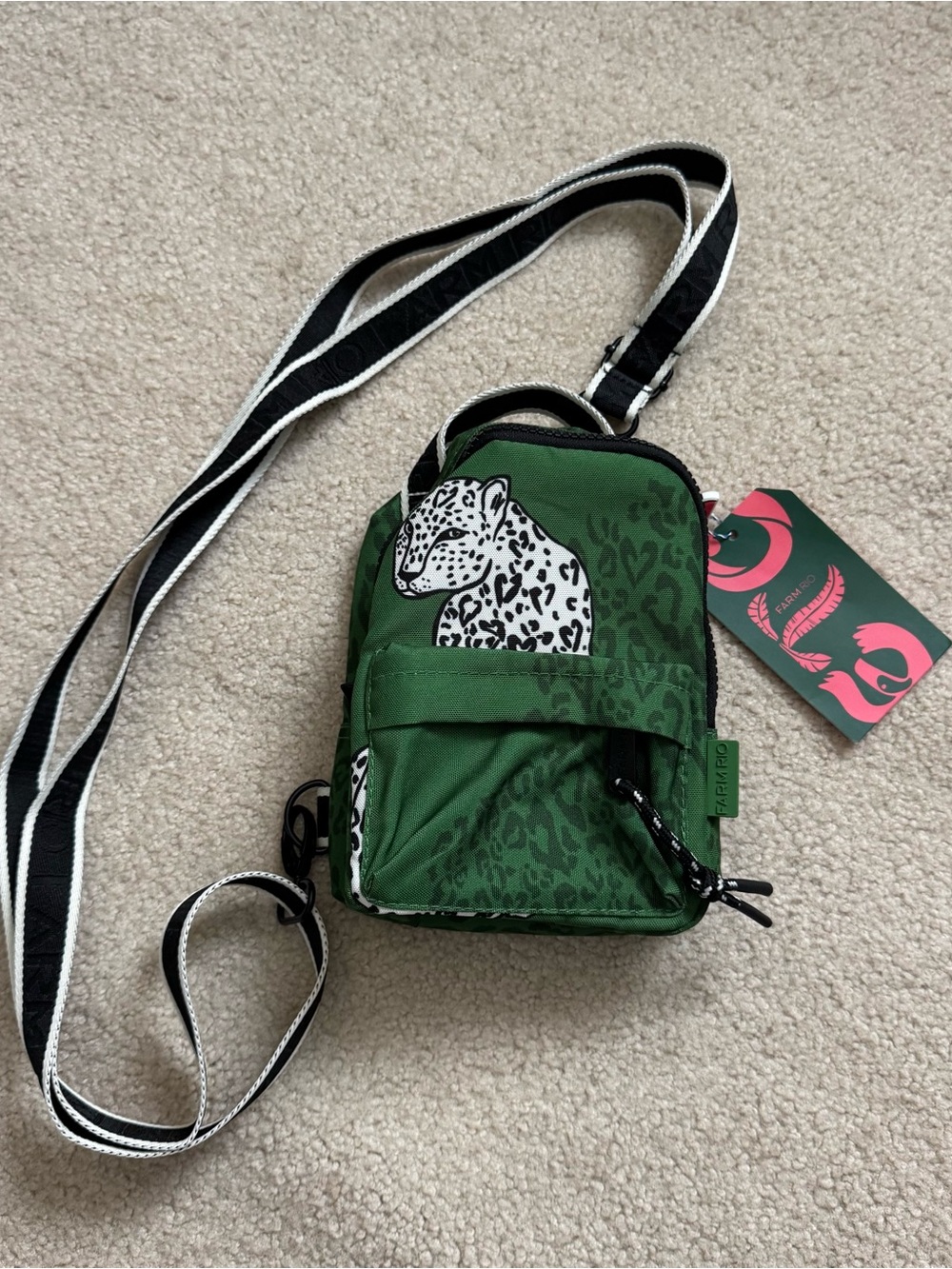 New FARM Rio mochila Green Leopard Crossbody/ backpack with Strap